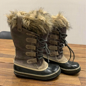 ❄️sorel leather waterproof winter boots. New condition. Size 5. Gray/taupe.